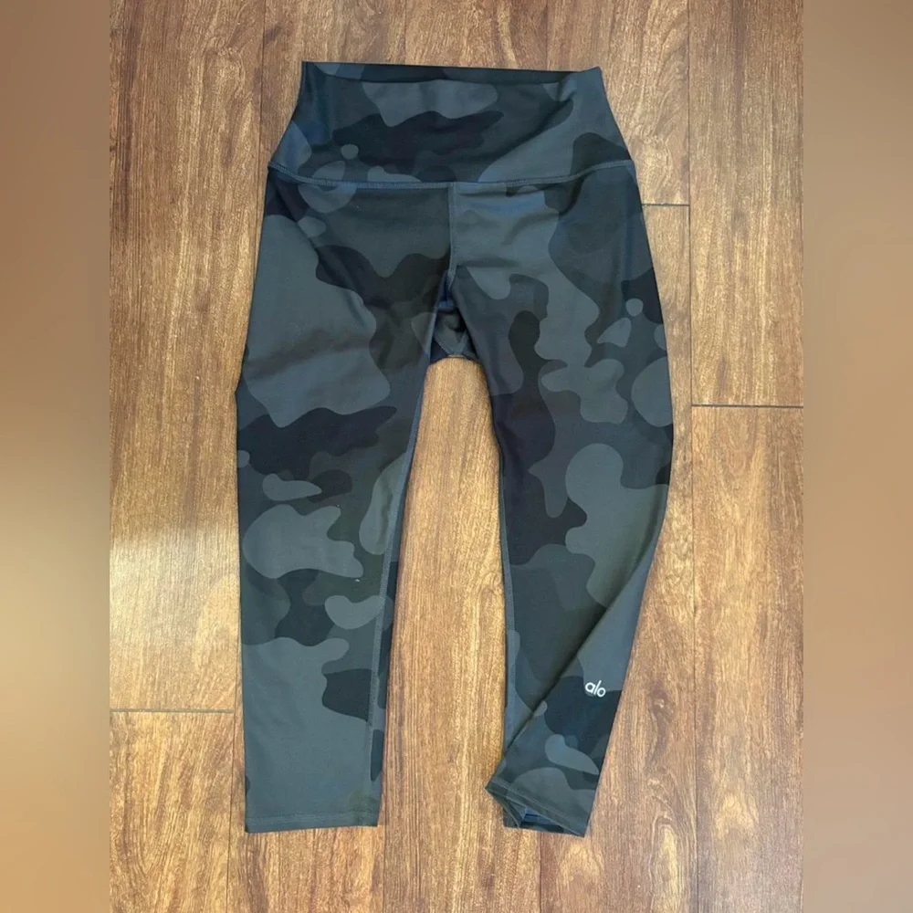 Alo Yoga Cropped Camo High Waist Leggings Size M Athletic Workout Yoga Pants